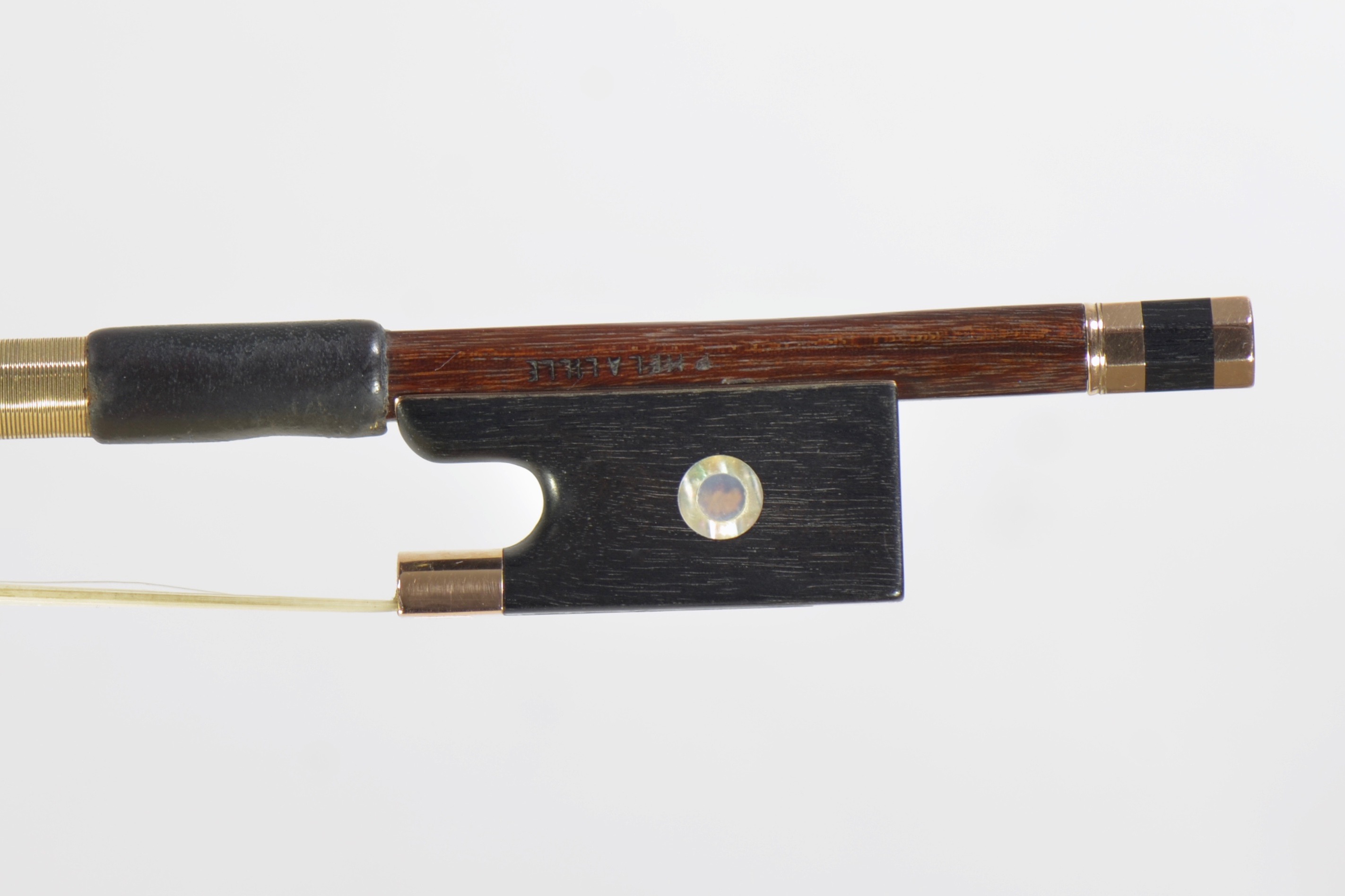 半価特売L.Morizot stamped violin bow 4/4　　弓先から弓元まで反応にムラがなくボウイングが安定性しやすい バイオリン